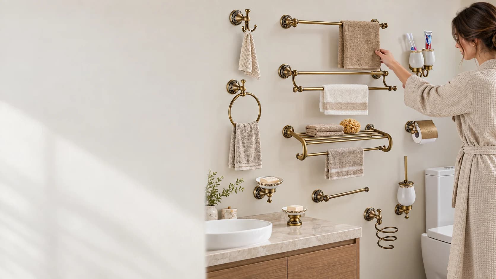 Set AQD1359 con finitura oro spazzolato accanto al lavabo, mentre una persona sulla destra sistema un asciugamano.