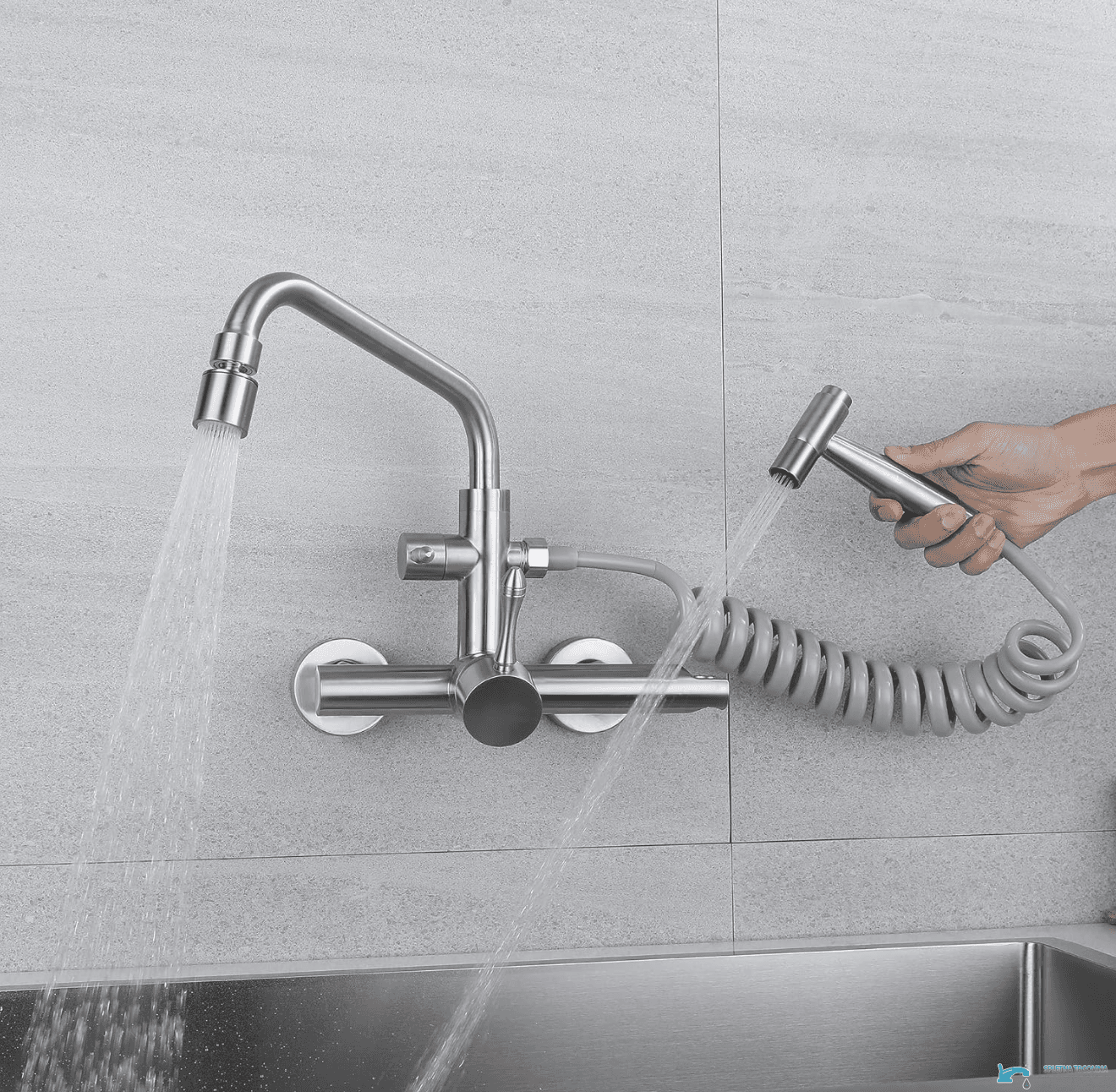 Rubinetto da cucina a parete EYN WK1211 in acciaio inox con bocca girevole, disponibile in più finiture