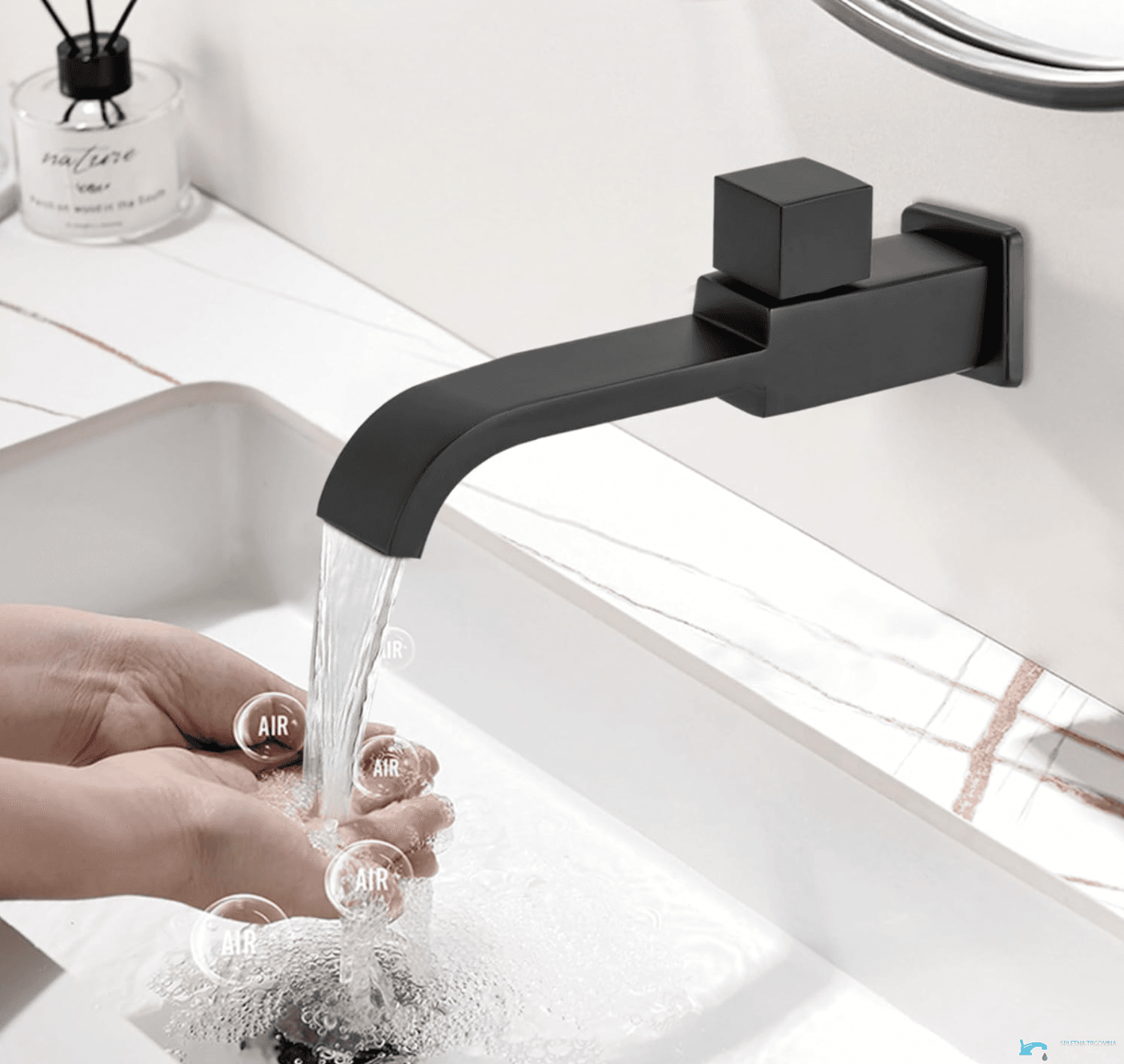 Rubinetto a parete EYN WC1142 per acqua fredda con erogazione a cascata, in ottone nero opaco