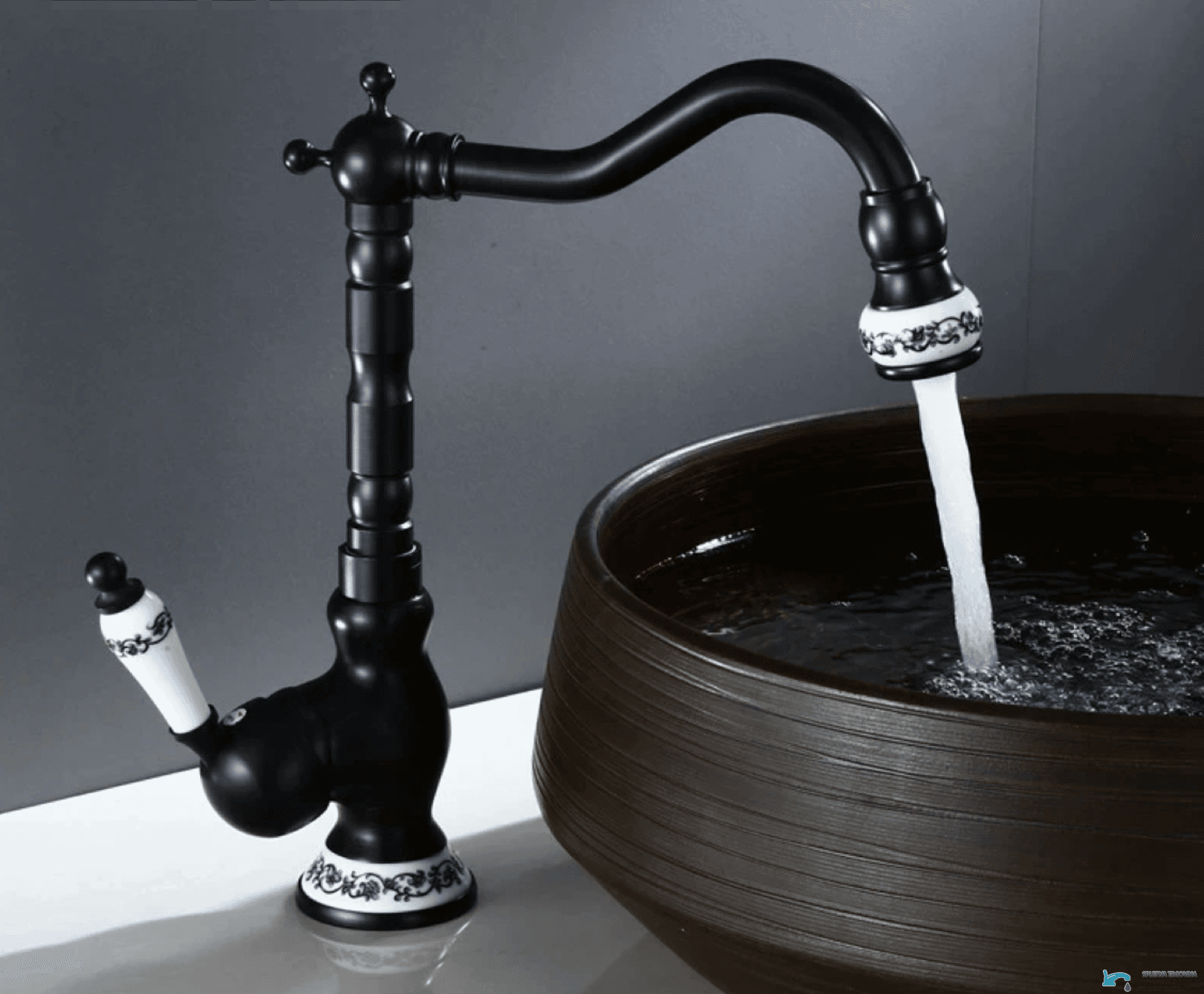 Rubinetto da bagno EYN BV46982 da piano con bocca girevole, in più finiture tra cui nero opaco e oro antico