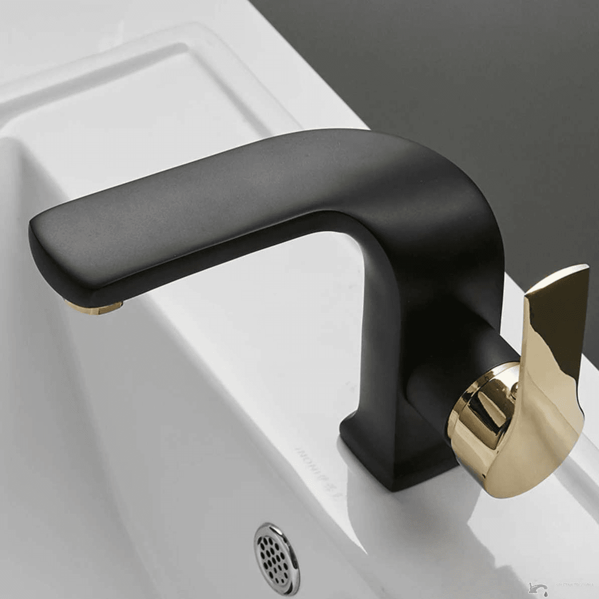 Miscelatore per lavabo EYN NB4009 da piano con bocca a cascata, disponibile in più finiture tra cui nero opaco e cromo