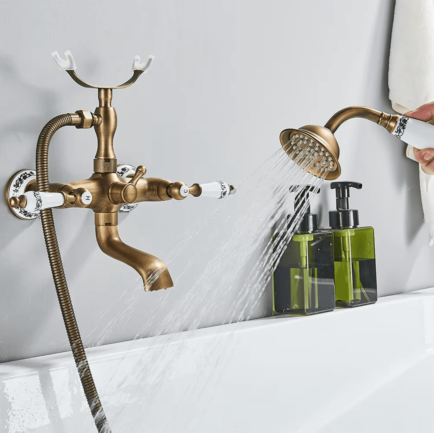 Rubinetto vasca classico BBT1509 in uso con doccetta