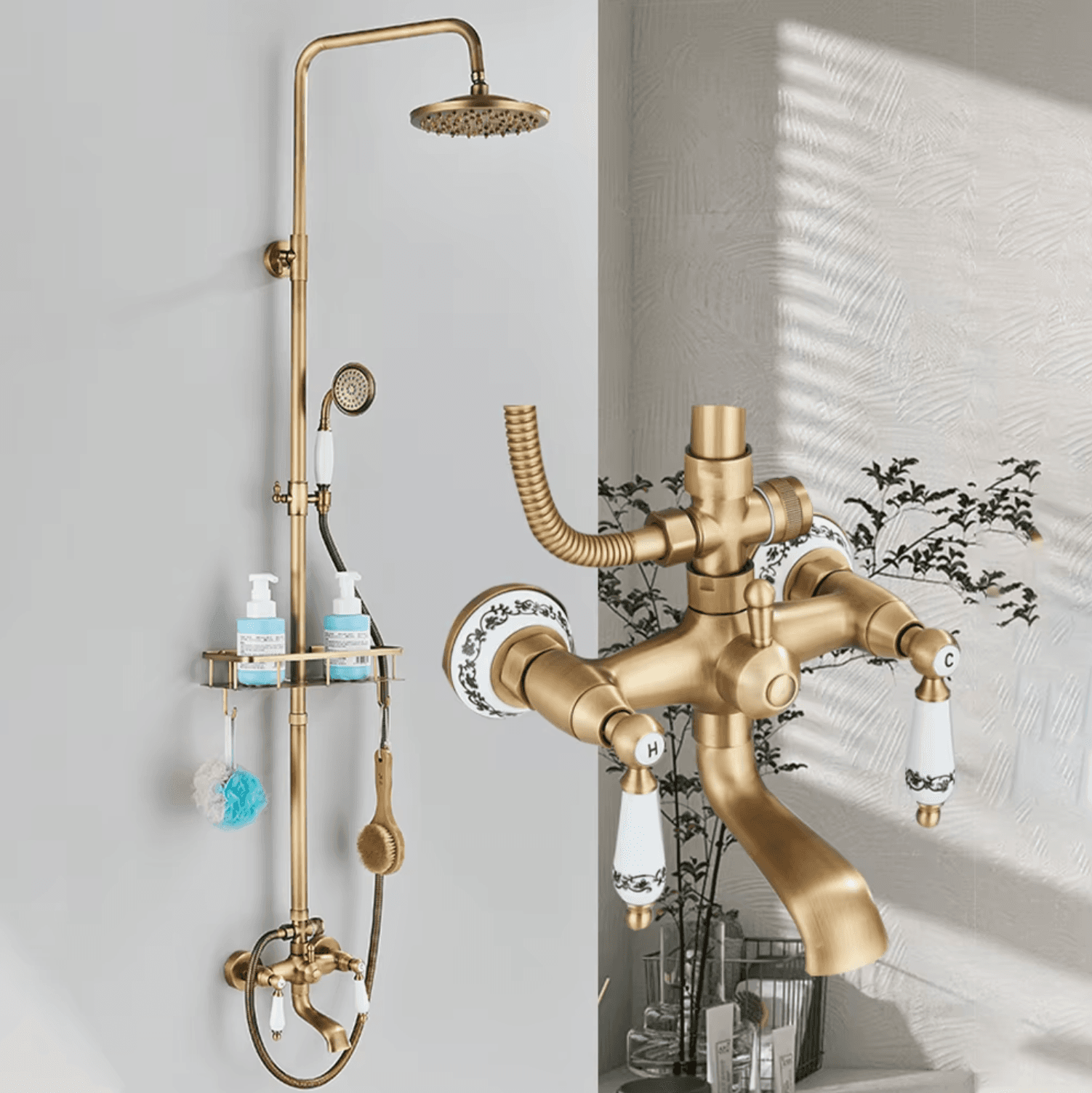 Sistema doccia esterno anticato BSE1241 in bagno, finitura ottone anticato e manopole bianche in ceramica