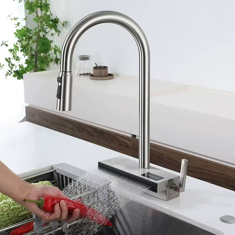 Miscelatore da cucina ELITE EDITION KFS1442 in uso: metallo spazzolato sul lavello
