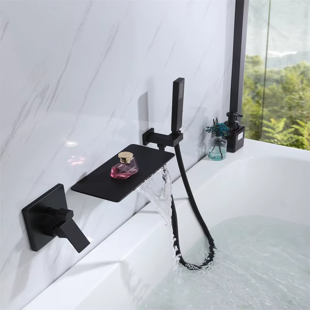 Miscelatore vasca a parete a cascata nero opaco ELITE EDITION BSW1680 installato in bagno effetto marmo