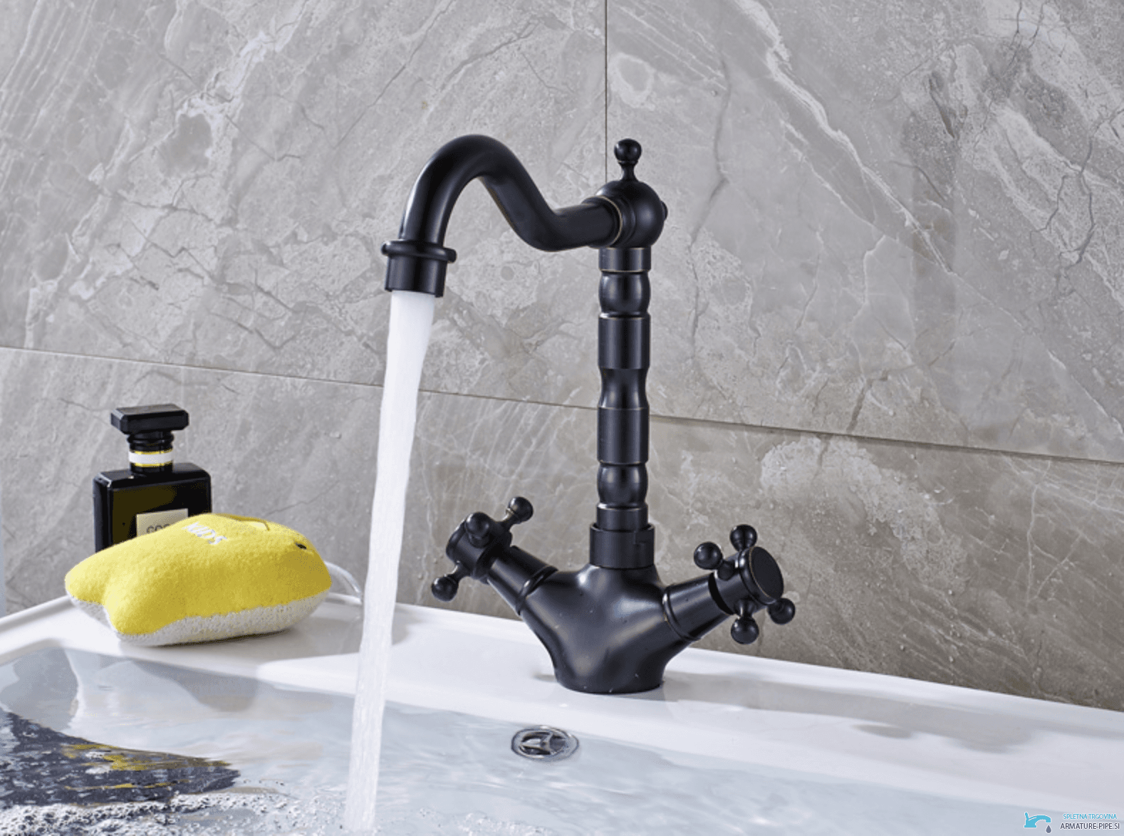 Rubinetto lavabo anticato ANT2309 in uso su un lavabo bianco
