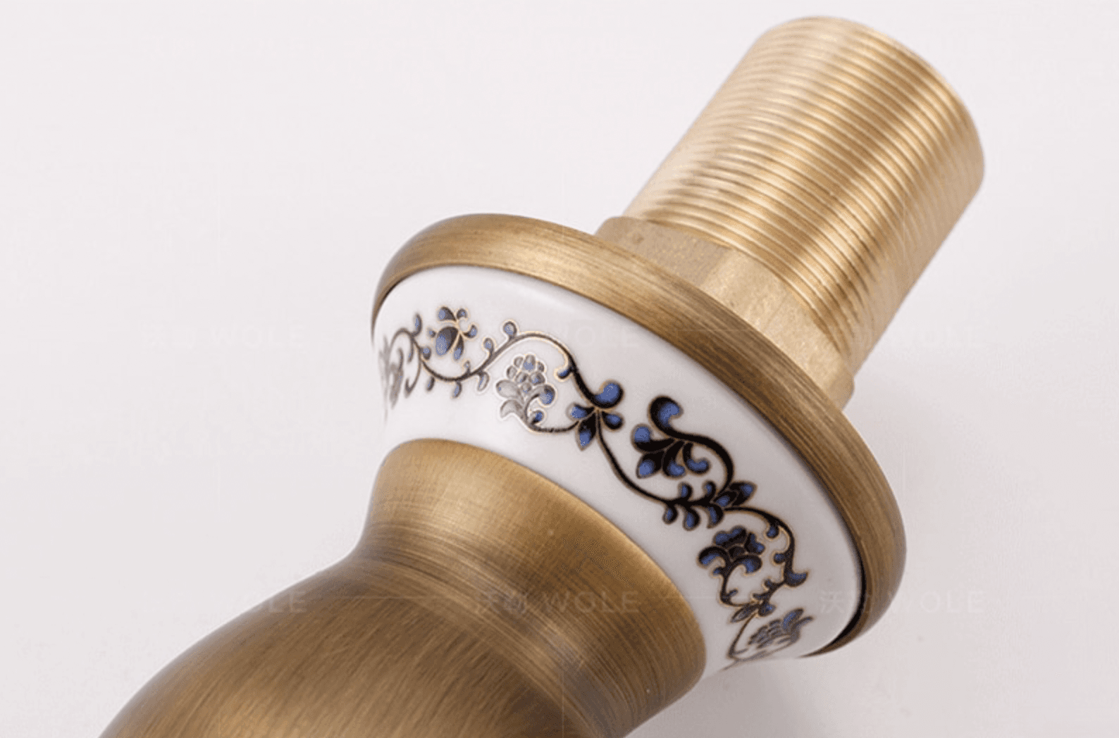 Dettaglio dell'anello in ceramica e della filettatura esterna del rubinetto AQ1129