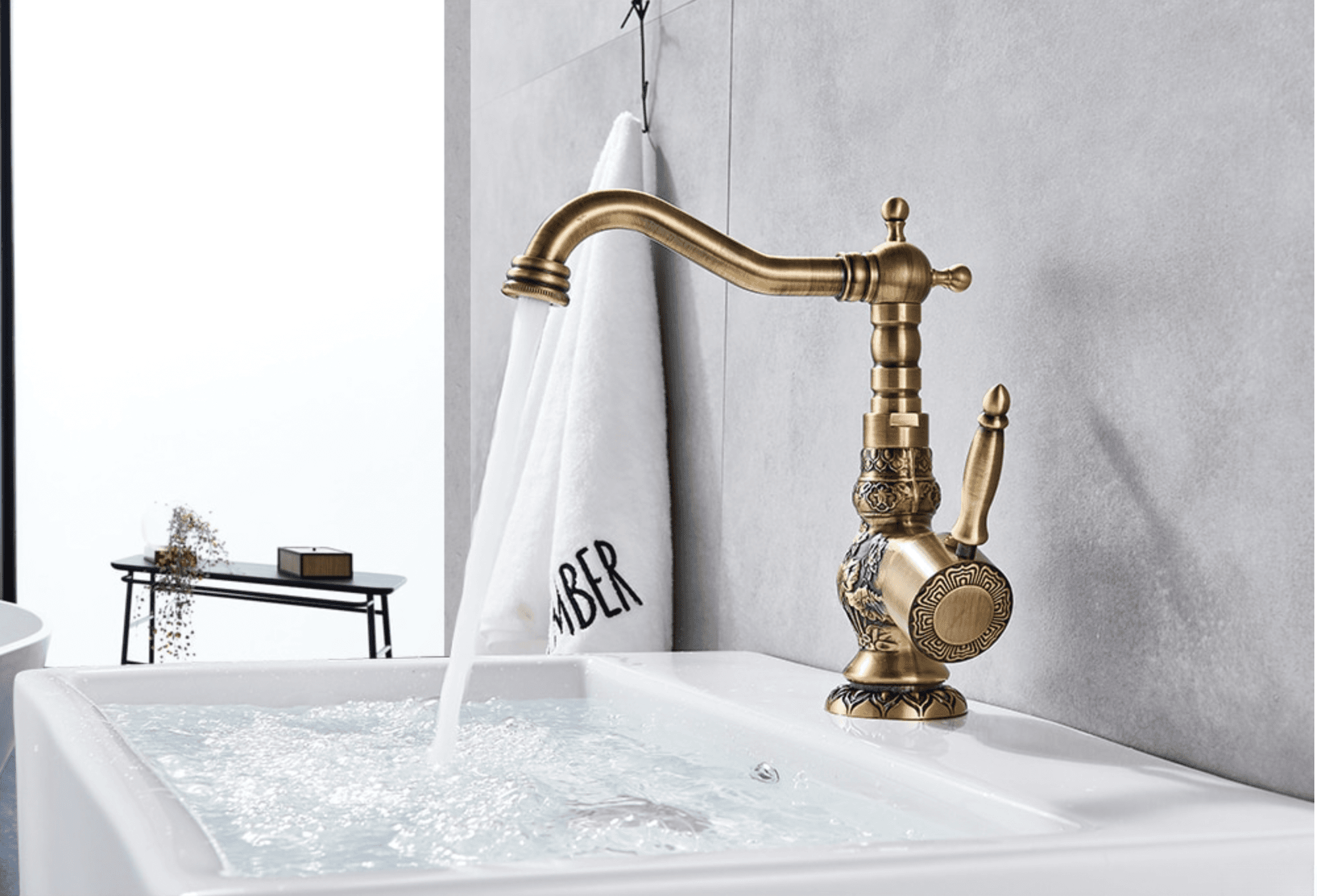 Rubinetto anticato AQB1600 installato su un lavabo bianco