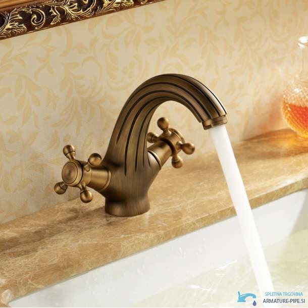 Rubinetto lavabo rétro AT1456 in uso su un lavabo in marmo