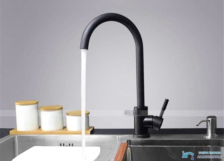 Rubinetto da cucina nero BK1343 con finitura nero opaco