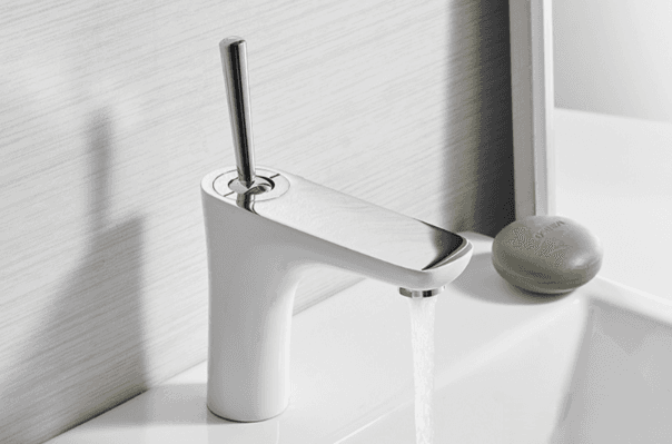 Elegante rubinetto da bagno BKK1306 bianco con dettagli cromati