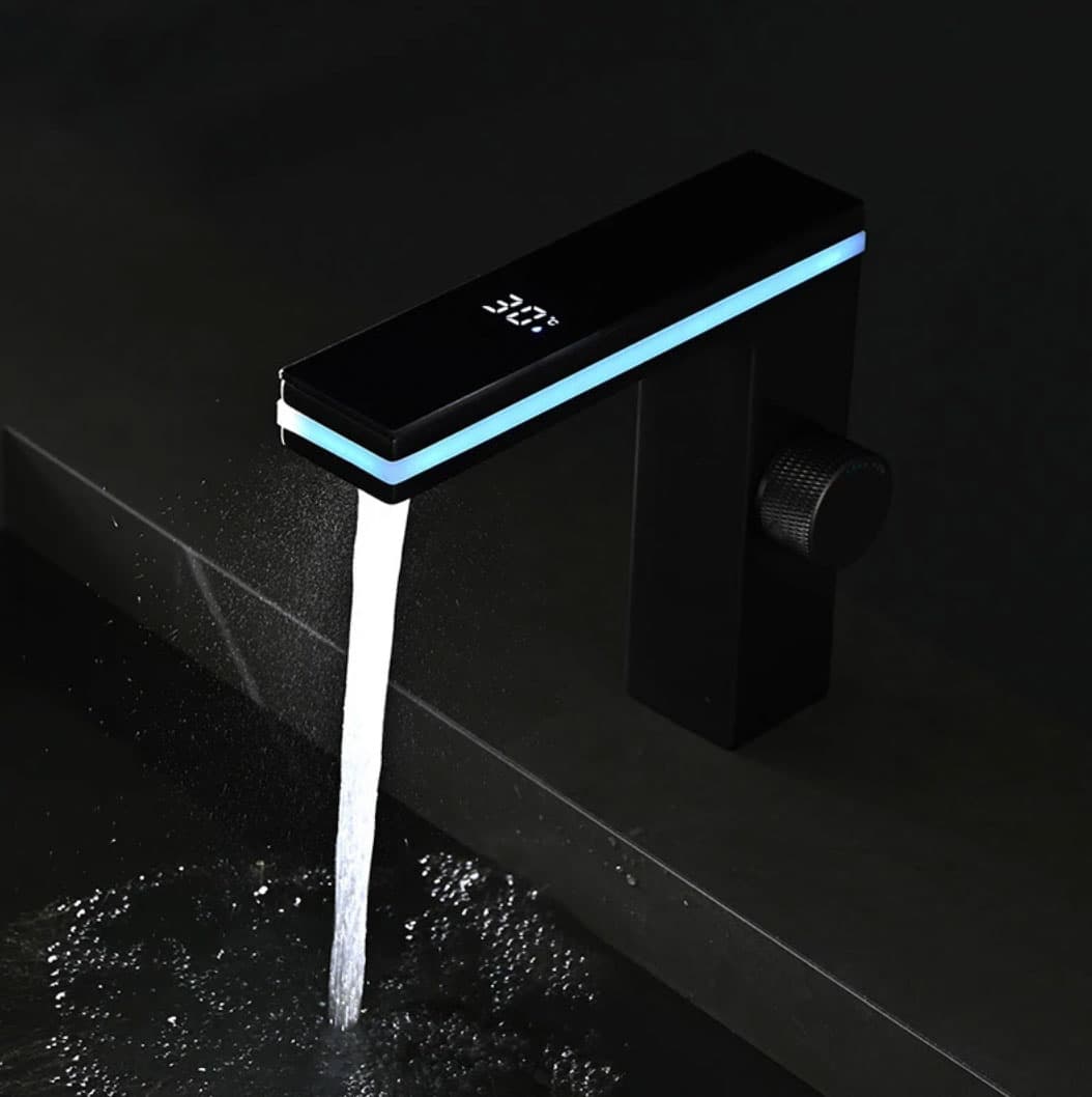 Rubinetto lavabo ELITE EDITION BS1826 in uso su un lavabo scuro