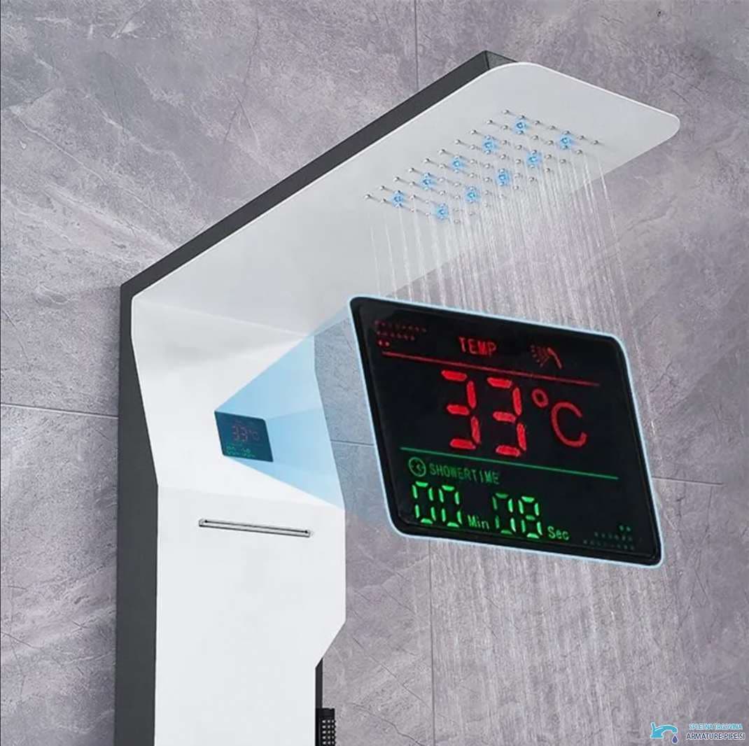 Dettaglio del display digitale sul pannello doccia ELITE EDITION DELUX BSP1412