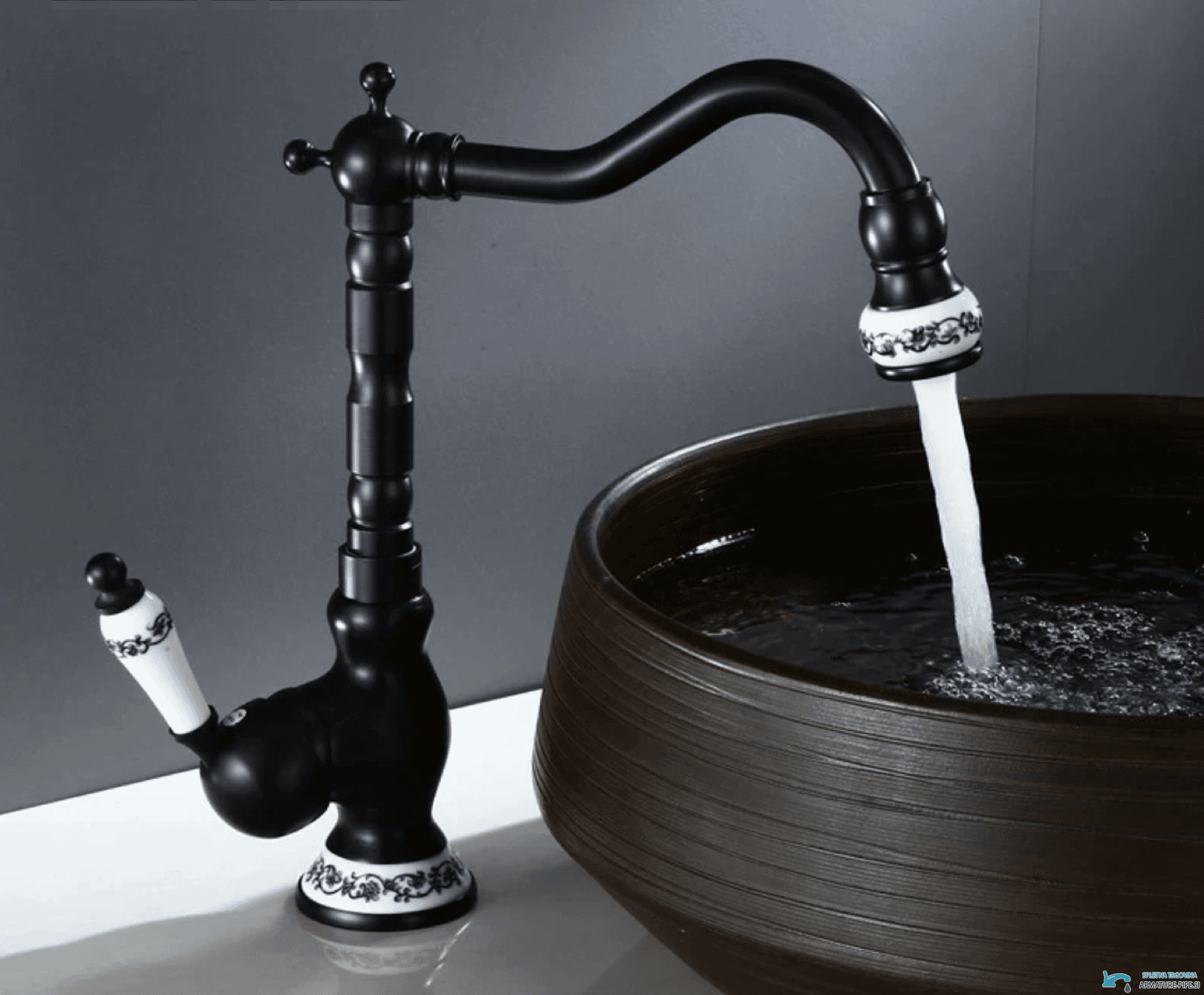 Rubinetto nero in stile antico con inserto in ceramica BV46982, finitura nero opaco