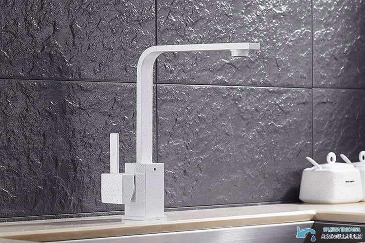 Miscelatore EYN0113 bianco in uso su un lavello da cucina o lavabo