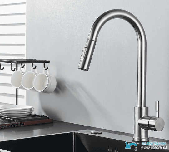Miscelatore da cucina GK1218 in argento spazzolato su lavello nero