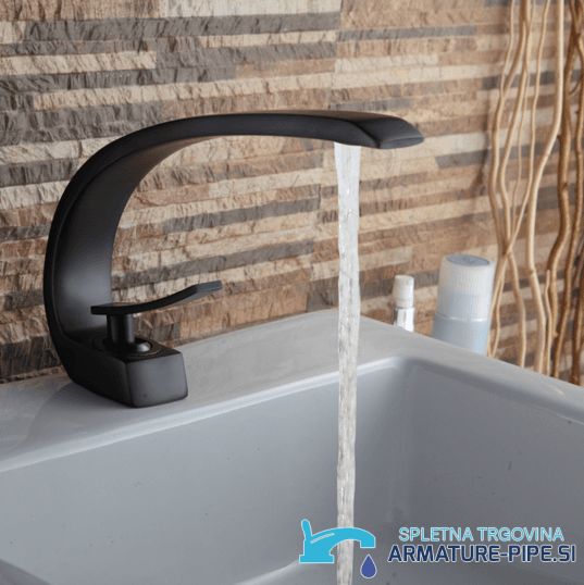 Rubinetto da cucina e bagno KA72932 in funzione sopra un lavabo bianco