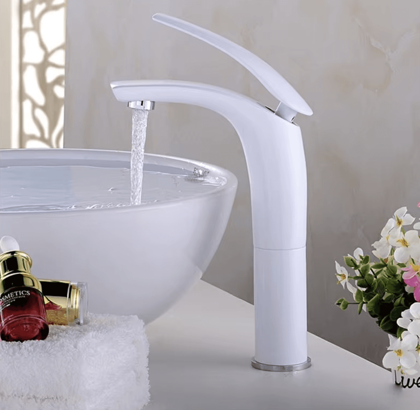 Rubinetto bianco KAB6116 in uso con un lavabo da appoggio