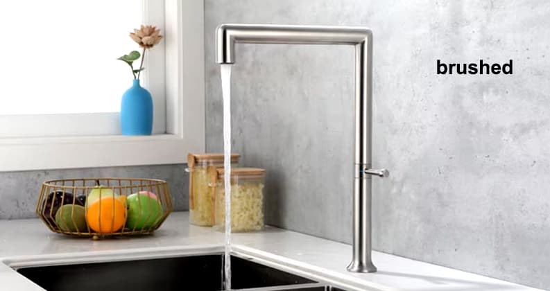 Miscelatore da cucina ELITE EDITION KF1044 in uso su lavello, finitura argento satinato