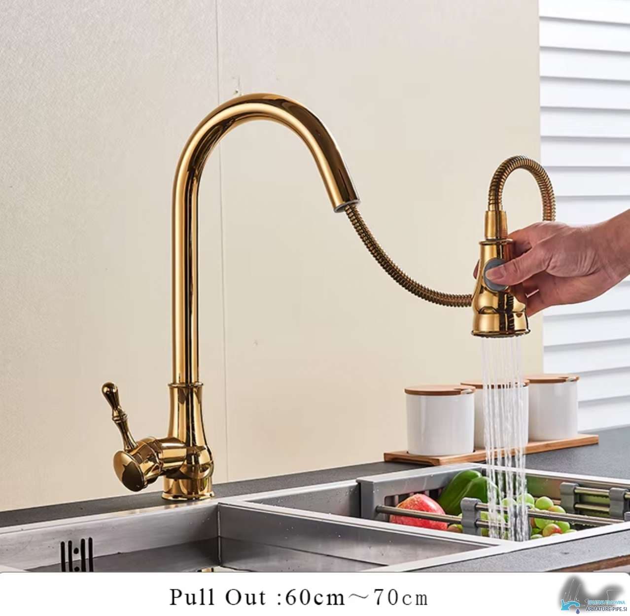 Rubinetto da cucina estraibile KZI5176 in uso su un lavello a due vasche