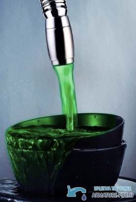 Luce LED per rubinetto da cucina LED694 con getto d’acqua illuminato in verde