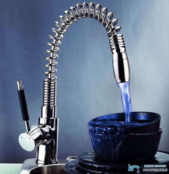 Luce LED LED694 in uso sul rubinetto da cucina con getto d’acqua illuminato in blu