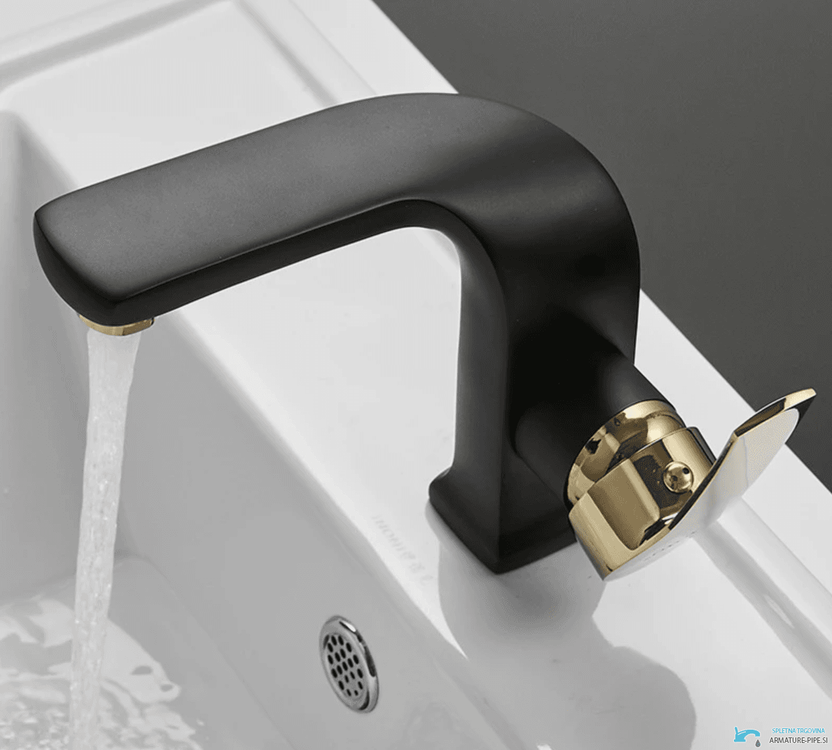 Miscelatore lavabo NB4009 in uso su lavabo bianco, nero opaco e oro