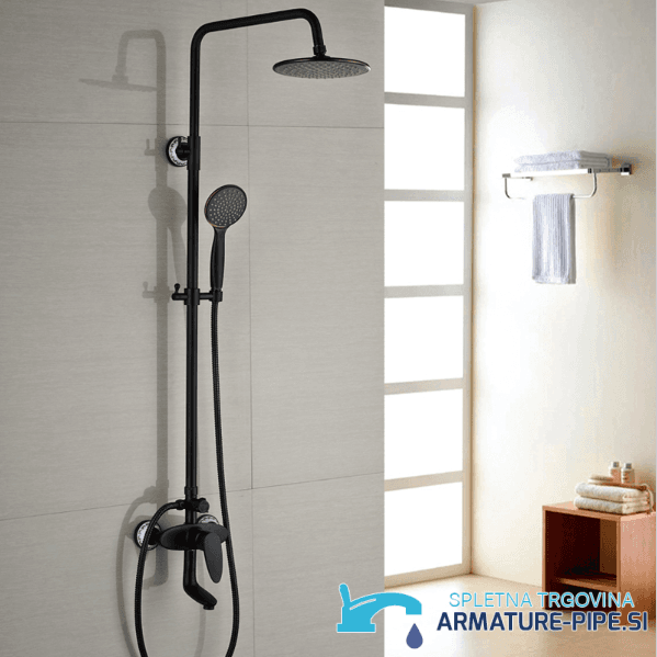 Sistema doccia nero NTC79887 in uso su una parete chiara del bagno