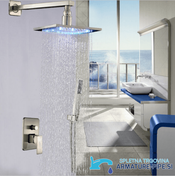 Sistema doccia LED da incasso PT19136 in un bagno moderno con soffione a pioggia quadrato