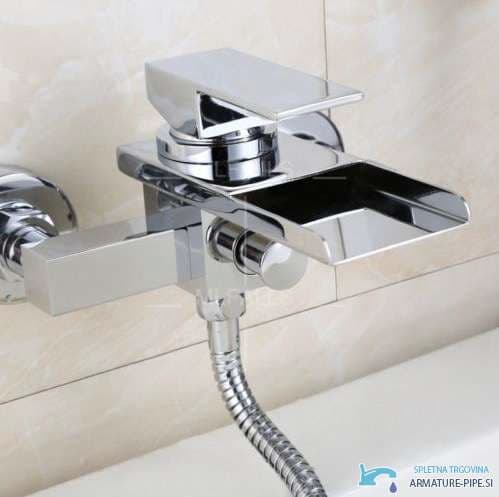 Miscelatore vasca SK3542 con bocca a cascata in uso sopra una vasca bianca