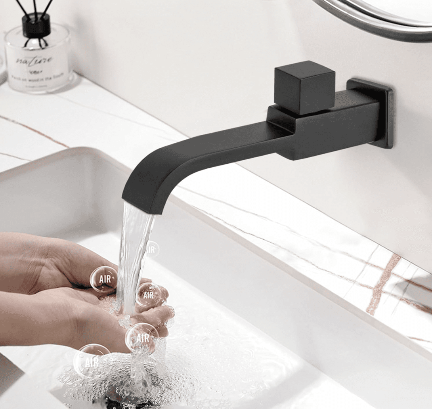 Rubinetto a parete per acqua fredda WC1142 in nero opaco