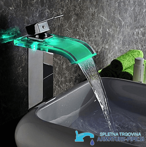 Rubinetto EYN x013 woo-986 su lavabo da appoggio con illuminazione verde