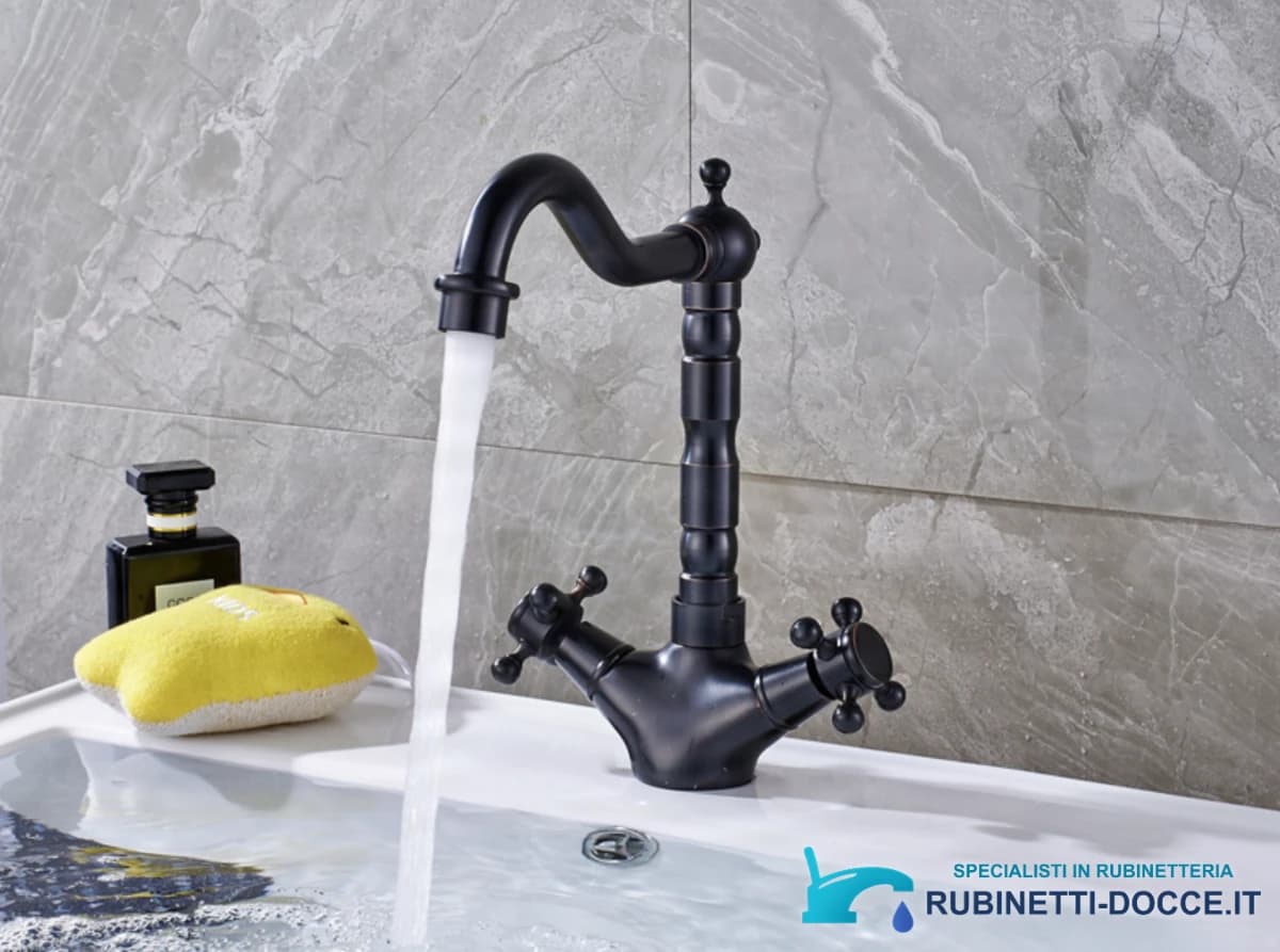 Rubinetto lavabo anticato ANT2309 in uso su un lavabo bianco