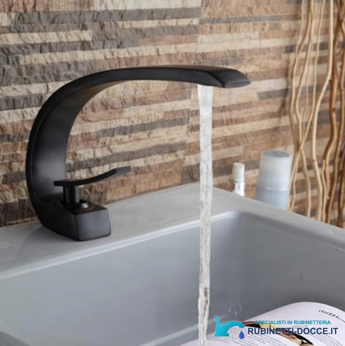Rubinetto da cucina e bagno KA72932 in funzione sopra un lavabo bianco