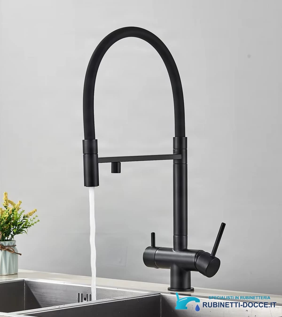 Miscelatore filtrante da cucina ELITE EDITION KA1643 in uso su un lavello in acciaio inox
