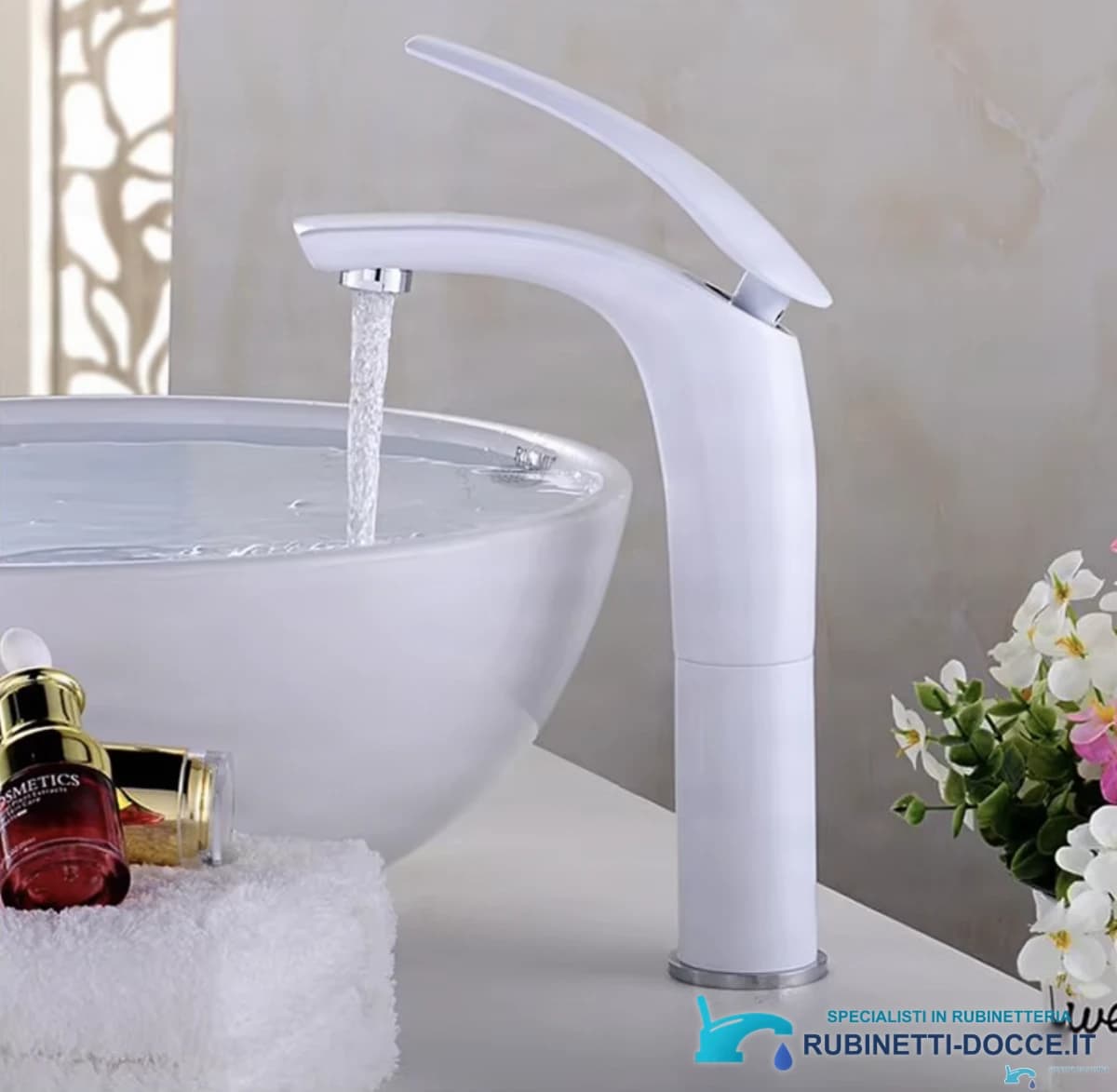 Rubinetto bianco KAB6116 in uso con un lavabo da appoggio