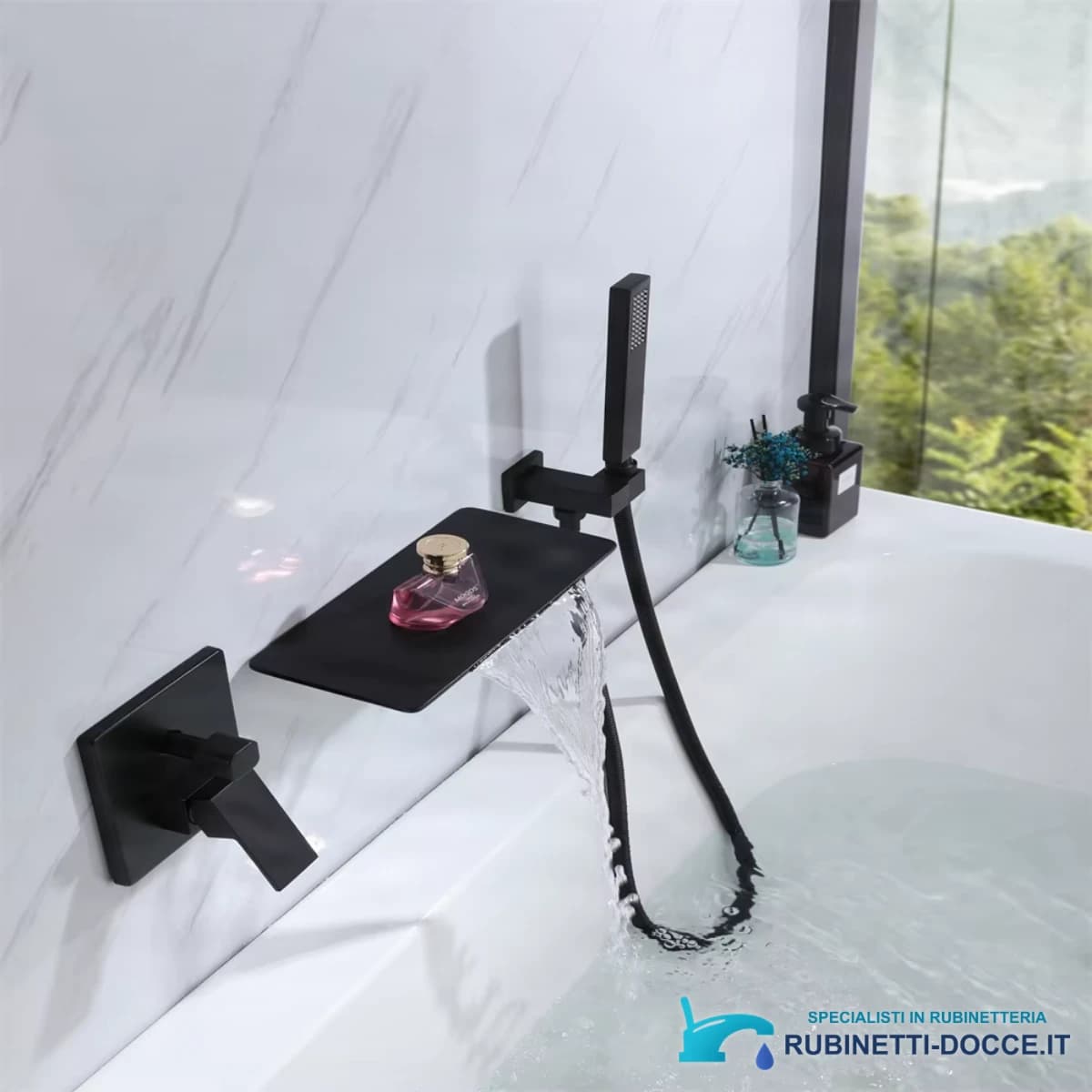 Miscelatore vasca a parete a cascata nero opaco ELITE EDITION BSW1680 installato in bagno effetto marmo