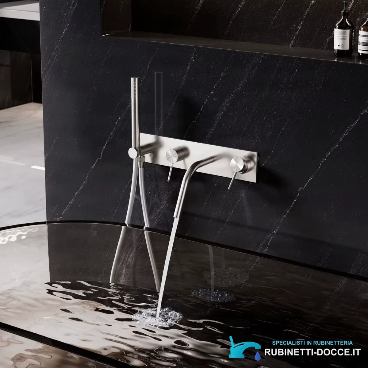 Scena ambientata in bagno senza rubinetto visibile