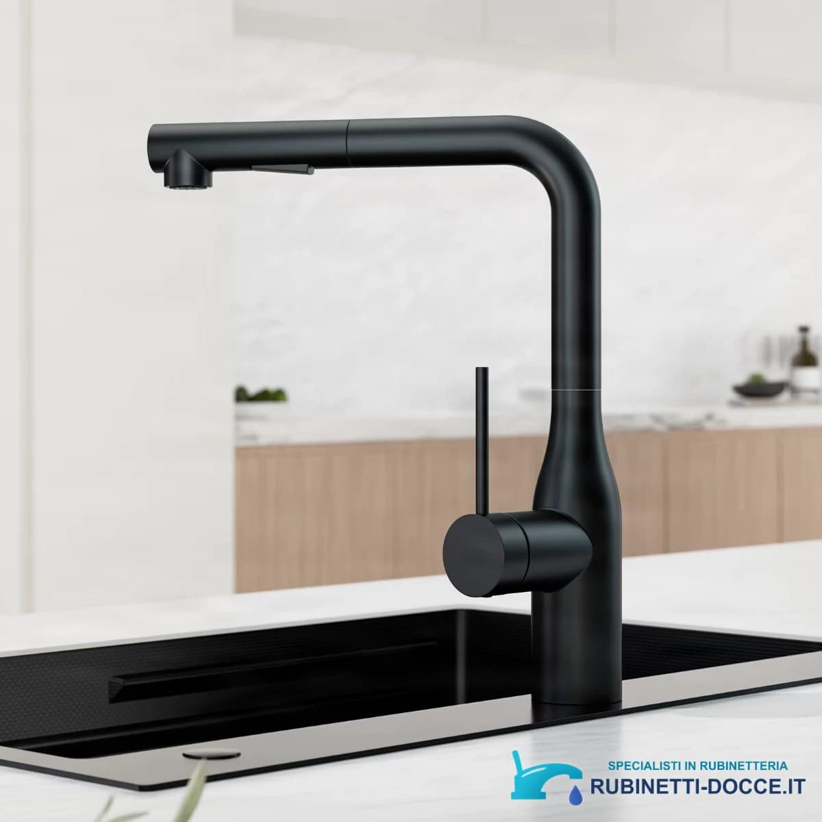 CECIPA MAX ELITE EDITION KF1699 in uso su un moderno lavello con vasca nera