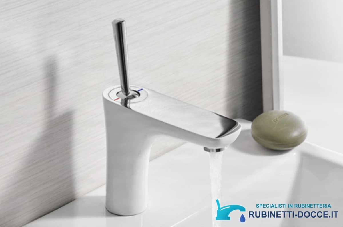Elegante rubinetto da bagno BKK1306 bianco con dettagli cromati